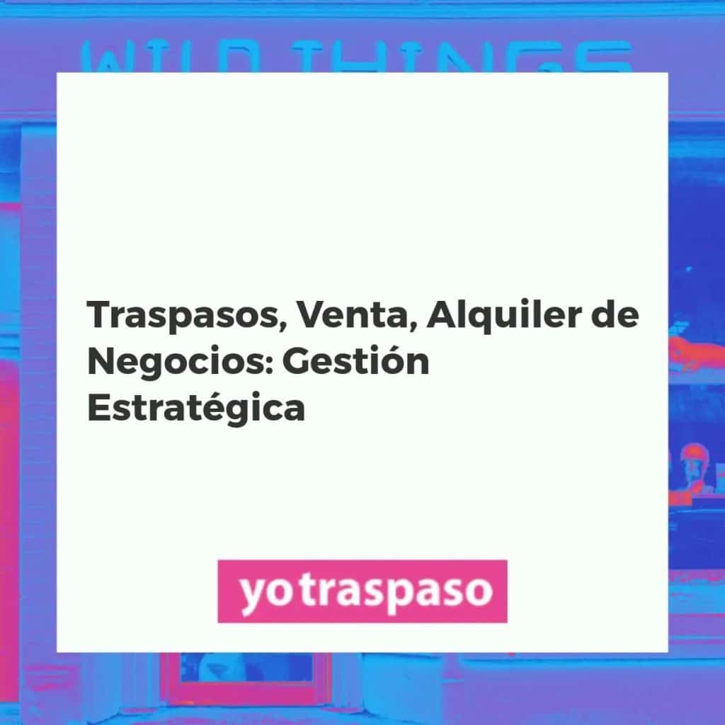 Profesionales analizando estrategias para traspaso, venta y alquiler de negocios, con gráficos de crecimiento.