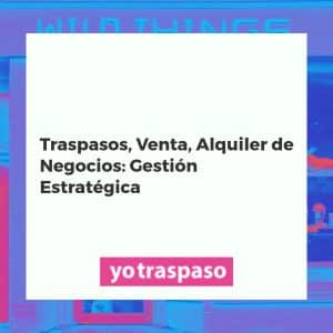Profesionales analizando estrategias para traspaso, venta y alquiler de negocios, con gráficos de crecimiento.
