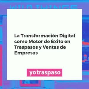 Profesionales colaborando con tecnología, mostrando análisis digital para traspasos y ventas de negocios exitosos.