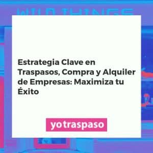 Equipo de negocios discutiendo estrategias de traspasos, compra y alquiler de empresas con gráficos digitales