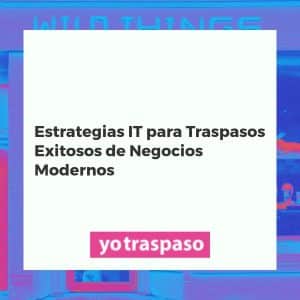 Profesionales colaborando con tecnología para un traspaso de negocio moderno y exitoso, con gráficos digitales.