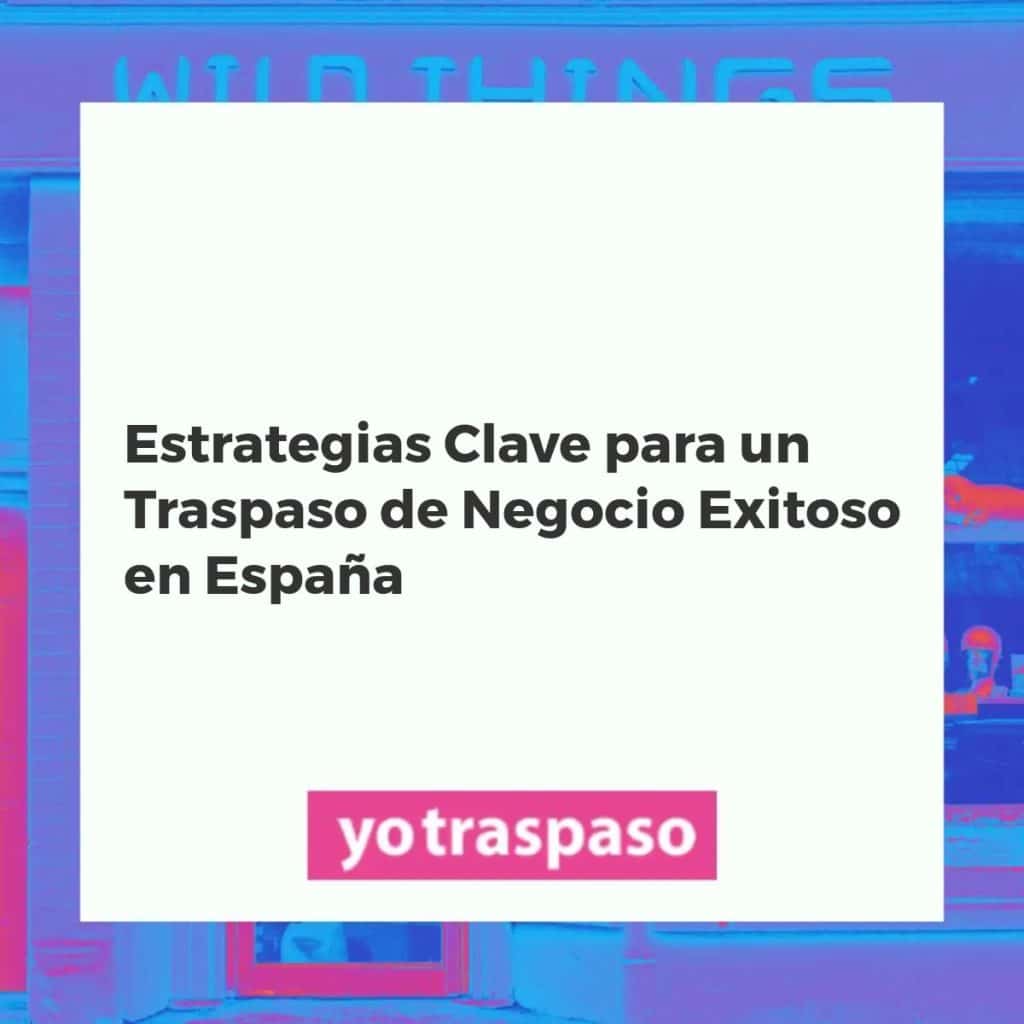 Equipo directivo negociando un traspaso de negocio con éxito, con documentos y tecnología en una oficina moderna.