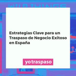 Equipo directivo negociando un traspaso de negocio con éxito, con documentos y tecnología en una oficina moderna.