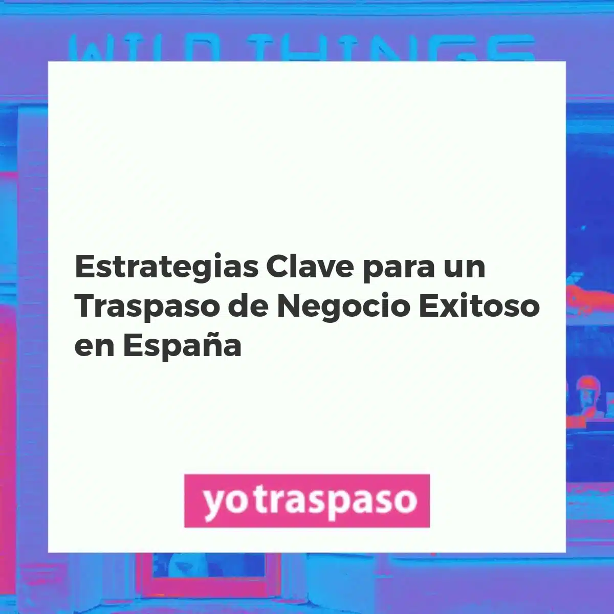 Equipo directivo negociando un traspaso de negocio con éxito, con documentos y tecnología en una oficina moderna.
