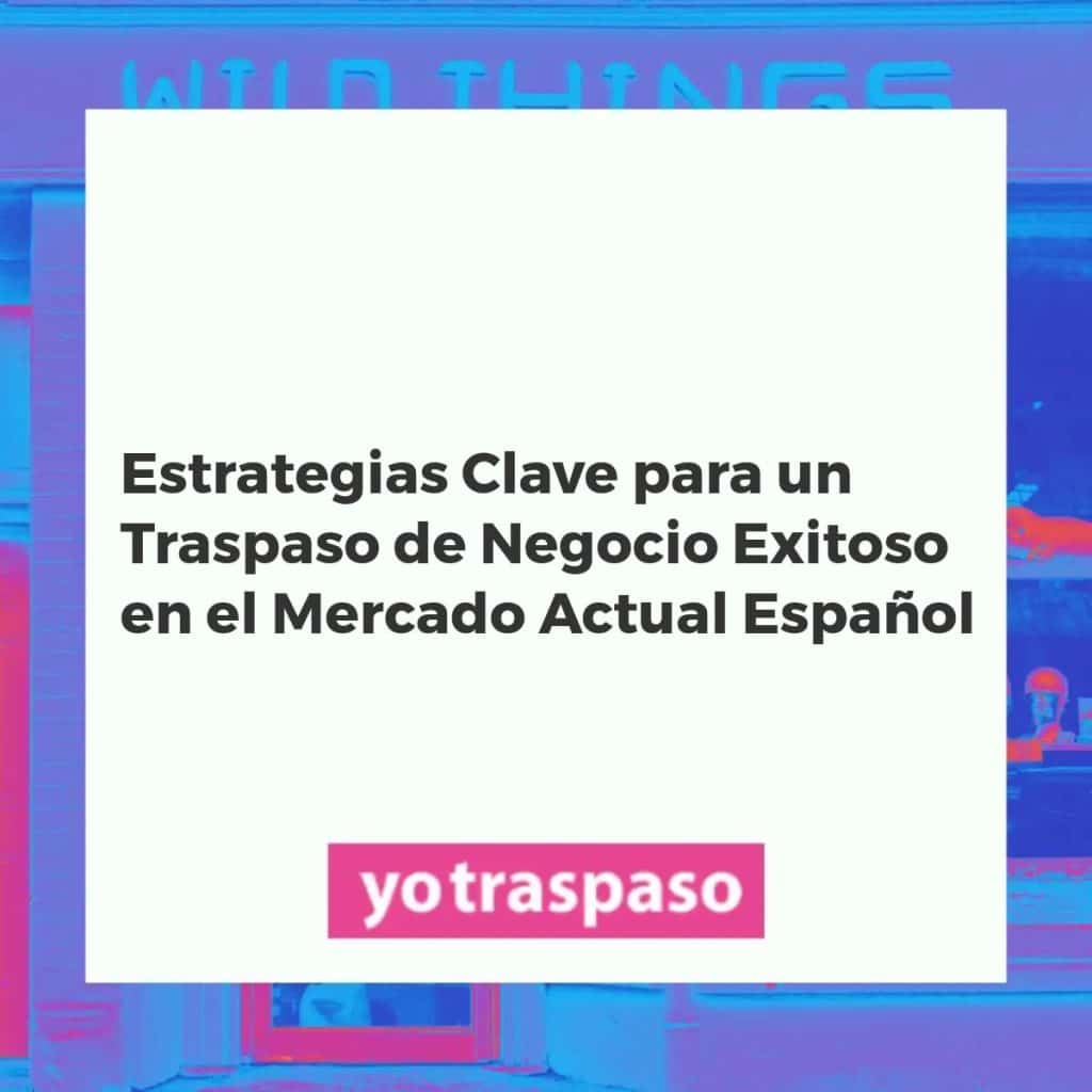 Equipo de empresarios sellando un traspaso de negocio exitoso en España con un apretón de manos en una oficina moderna.