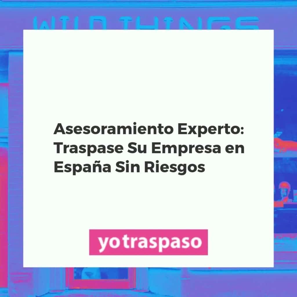 Equipo de asesores expertos revisando documentos para el traspaso de una empresa, mostrando planificación sin riesgos en España.