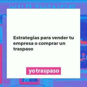 Dos empresarios cerrando un trato de traspaso o venta de negocio en España, con gráficos financieros de fondo