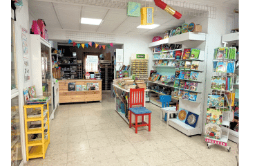 TRASPASO LIBRERÍA-PAPELERÍA | Más de 40 años | Clientela fija | Alquiler 500 €