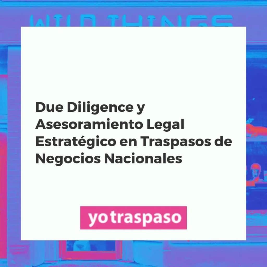 Equipo de expertos realizando due diligence legal y financiera para un traspaso de negocio.