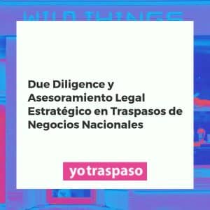 Equipo de expertos realizando due diligence legal y financiera para un traspaso de negocio.